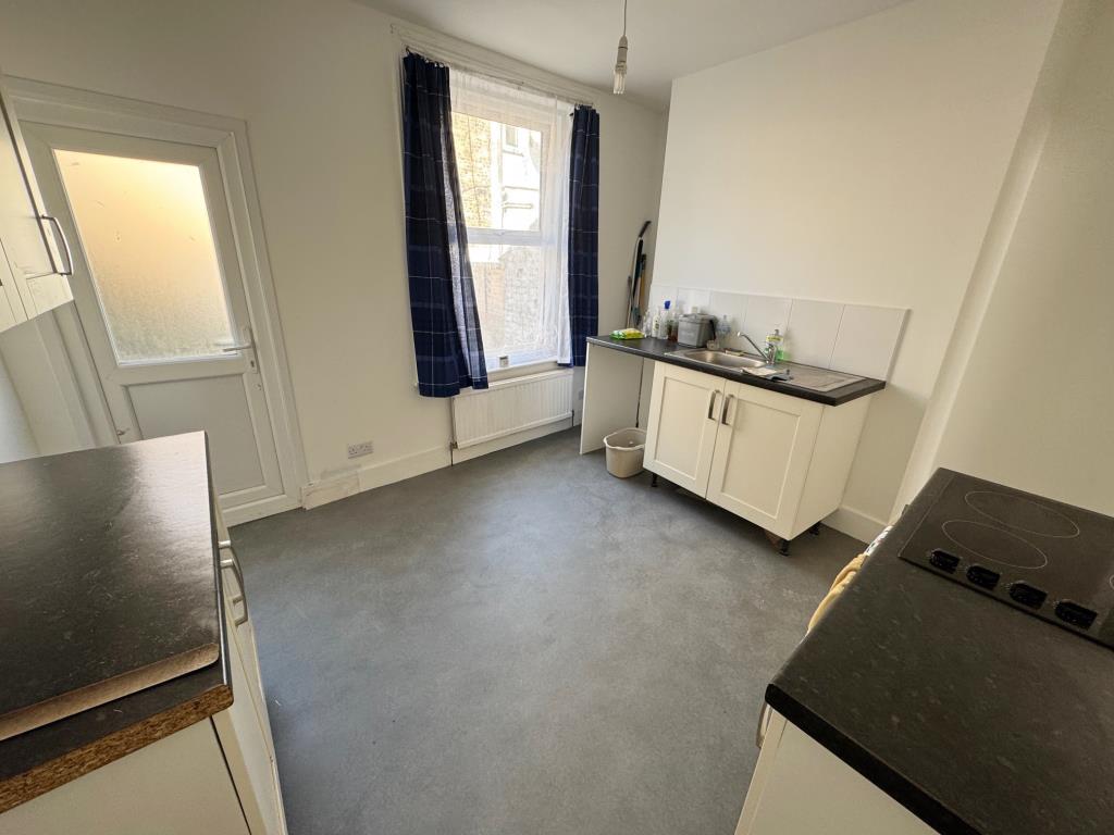 Lot: 120 - FOUR STOREY HOUSE FOR IMPROVEMENT - Kitchen
